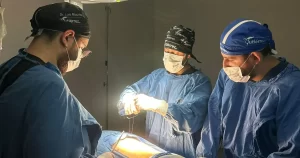 Dr. José Luis Gutiérrez Velazco realizando cirugía laparoscópica en Toluca