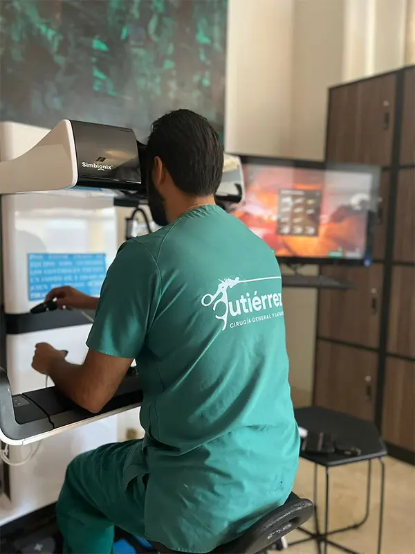 Dr. José Luis Gutiérrez Velazco utilizando simulador de laparoscopia para procedimientos mínimamente invasivos