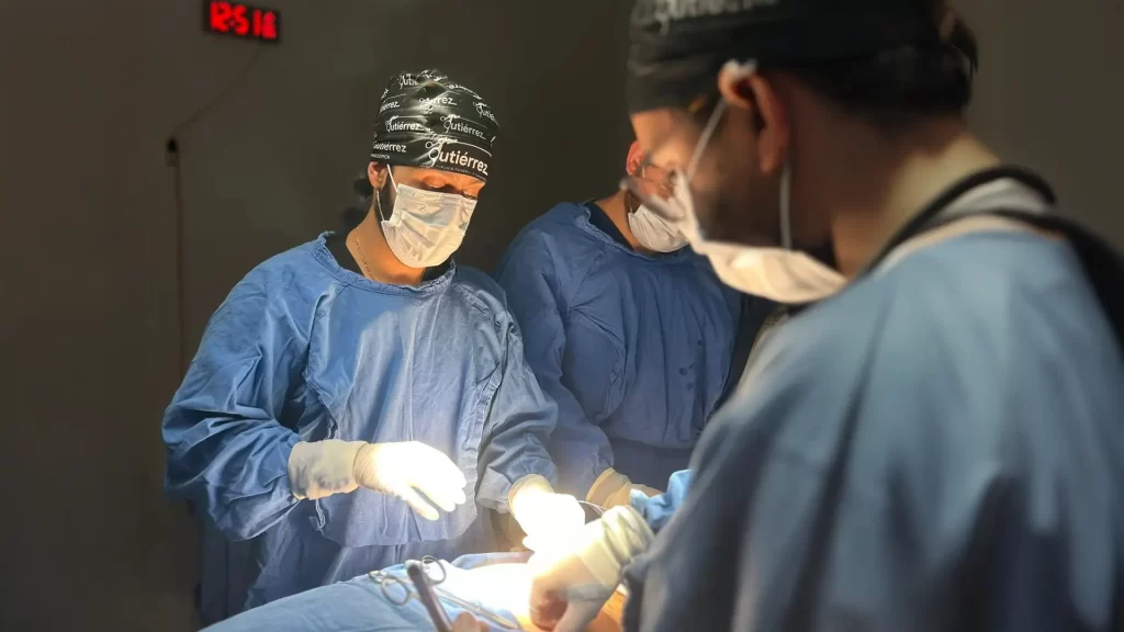 Fotografía del Dr. José Luis Gutiérrez Velasco, cirujano general con experiencia en cirugía de vesícula, hernia y reflujo mediante técnicas de laparoscopía avanzada en Toluca y Metepec.