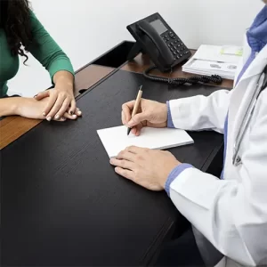 Médico en consulta con paciente explicando procedimientos ambulatorios en Toluca y Metepec